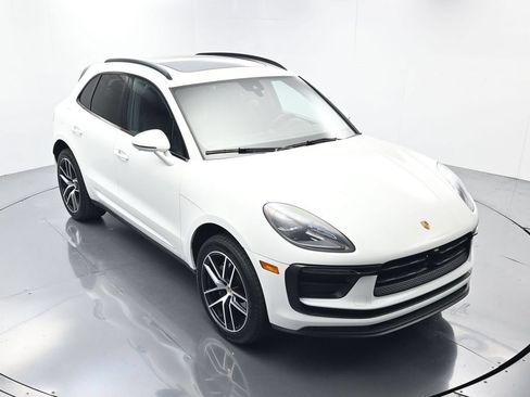 Certified 2023 Porsche Macan AWD/4WD image 43