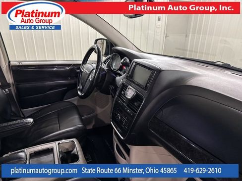 Used 2013 Chrysler Town & Country Touring image 38