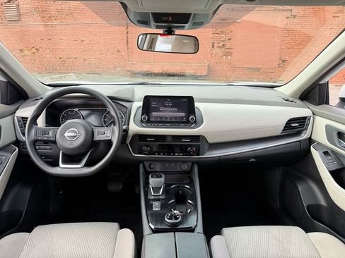 Used 2024 Nissan Rogue SV image 9