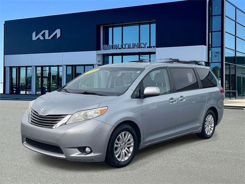 Used 2014 Toyota Sienna XLE image 8