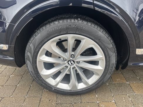 Used 2024 Bentley Bentayga Plug-In Hybrid image 31