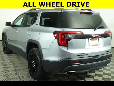 Used 2023 GMC Acadia SLE w/ Driver Convenience Package image 4