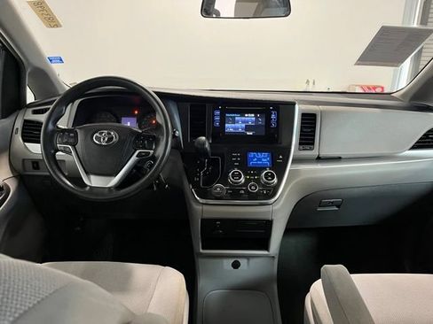 Used 2017 Toyota Sienna L FWD image 17