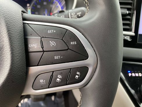 Used 2024 Chrysler Pacifica Touring-L FWD image 17