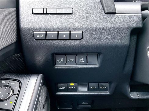 Used 2025 Lexus GX 550 w/ Accessory Package (32) AWD/4WD image 34