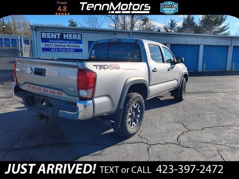 Used 2017 Toyota Tacoma TRD Off-Road image 3