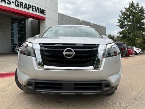 Used 2025 Nissan Pathfinder SV FWD image 3