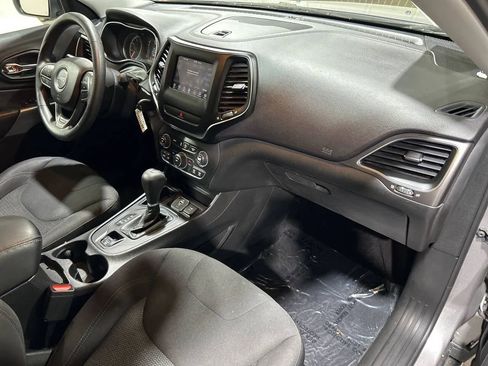 Used 2019 Jeep Cherokee Latitude w/ Popular Appearance Group image 7