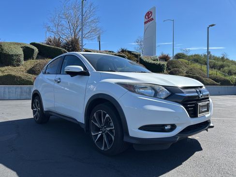Used 2017 Honda HR-V EX image 1