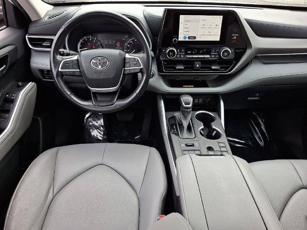 Used 2023 Toyota Highlander XLE AWD/4WD image 12
