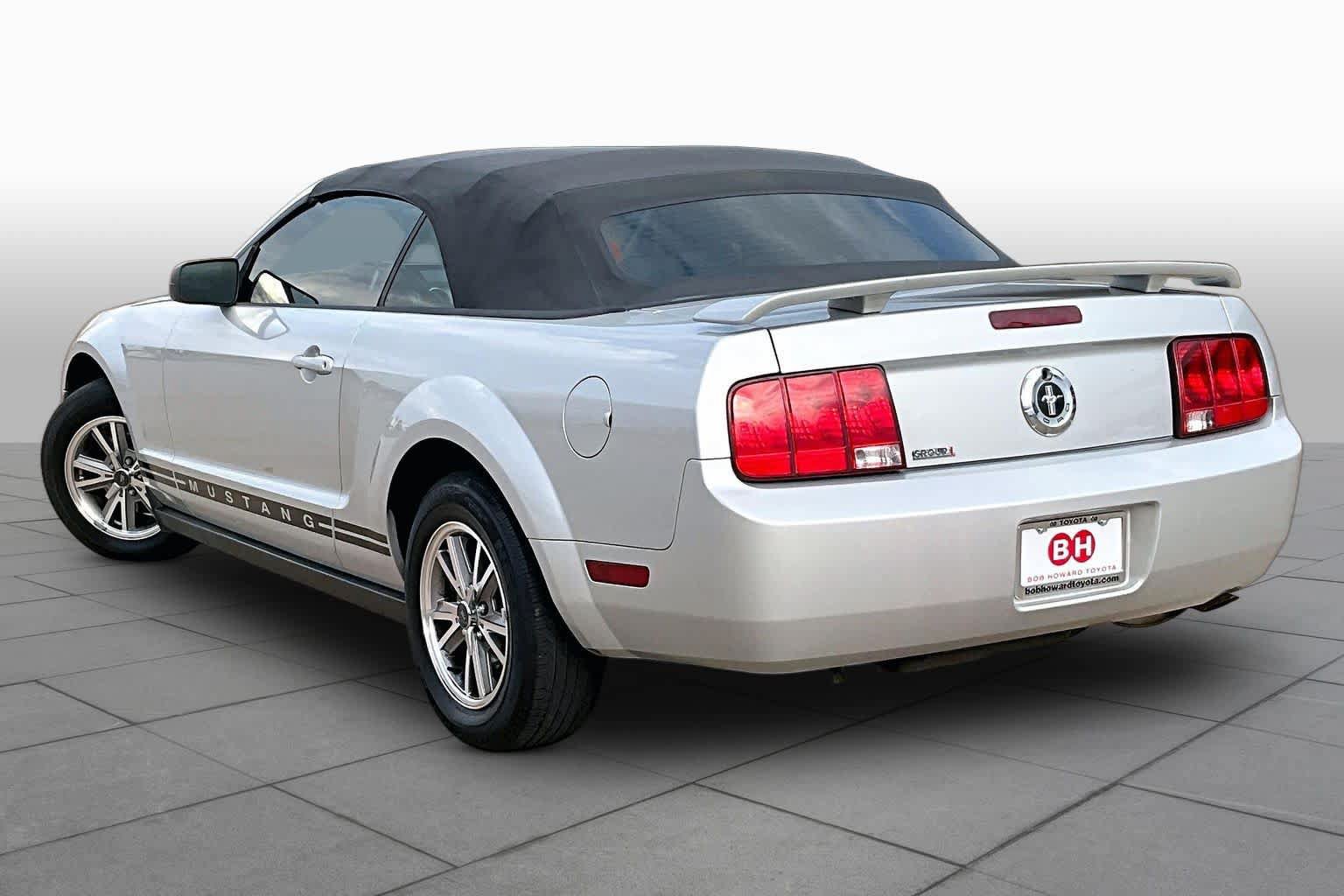 Used 2005 Ford Mustang Convertible RWD image 11