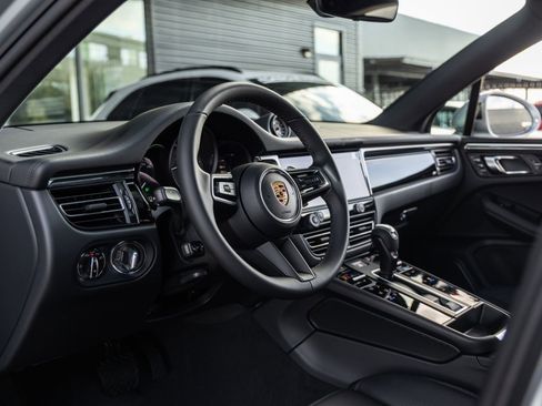 Certified 2026 Porsche Macan AWD/4WD image 4