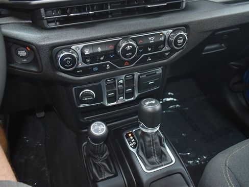Used 2024 Jeep Wrangler Unlimited w/ Convenience Group AWD/4WD image 16
