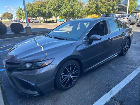 Used 2023 Toyota Camry SE w/ Audio Upgrade Package FWD image 1