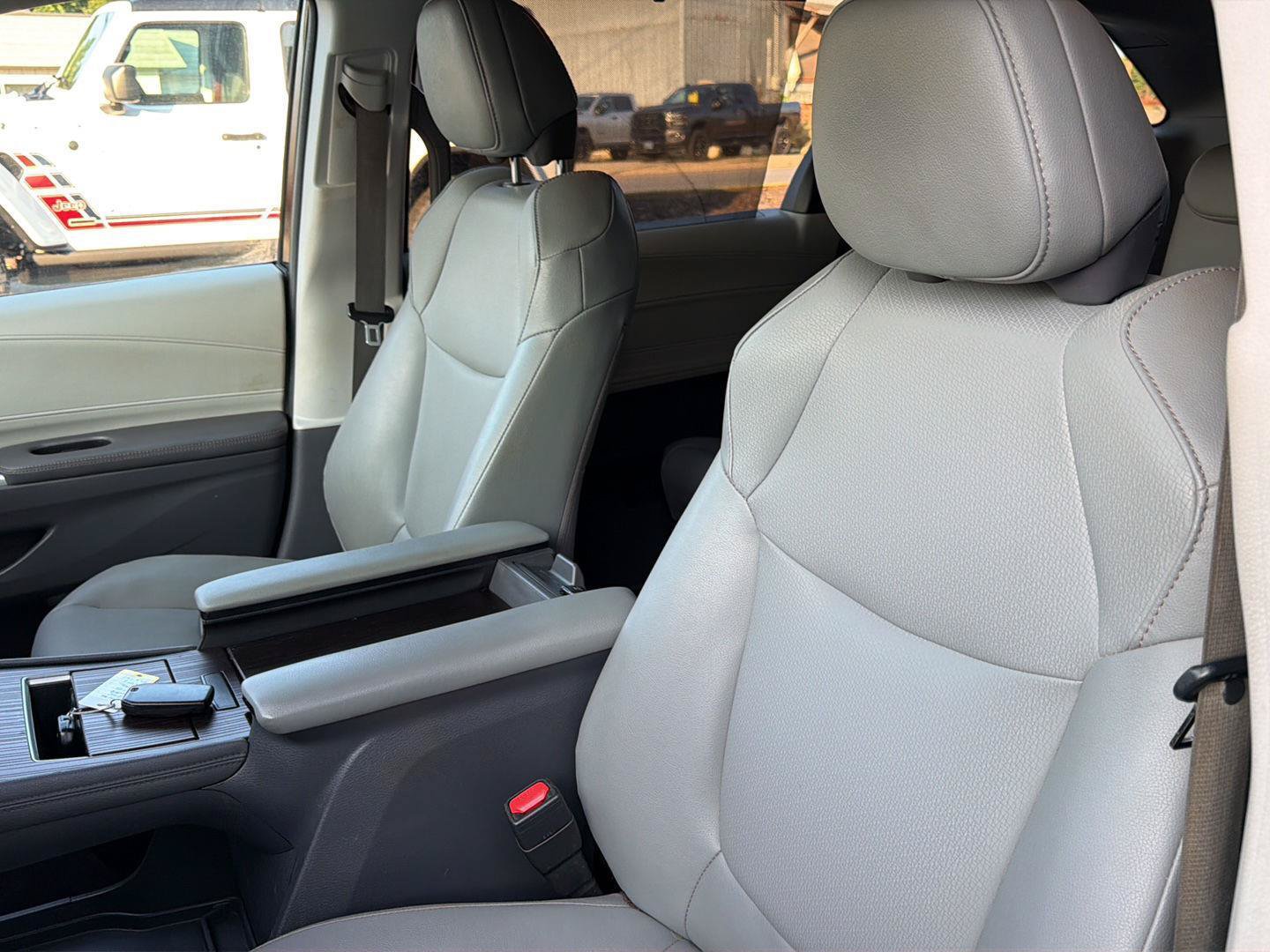 Used 2023 Toyota Sienna XLE FWD image 17