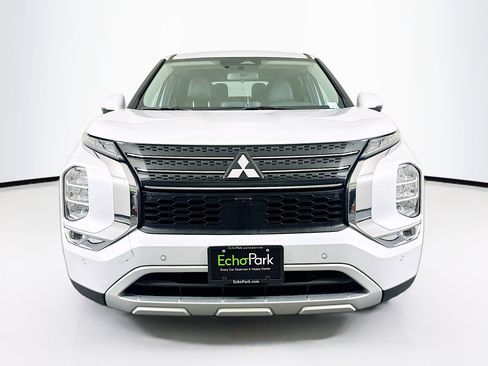 Used 2024 Mitsubishi Outlander SE image 2