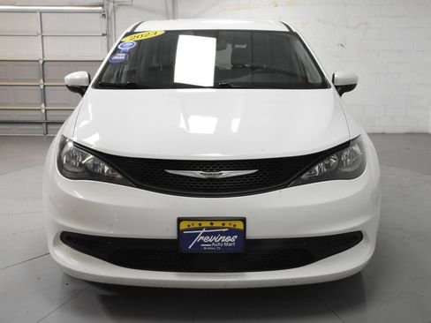 Used 2023 Chrysler Voyager LX FWD image 4