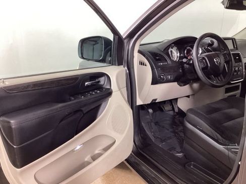 Used 2020 Dodge Grand Caravan SE FWD image 9