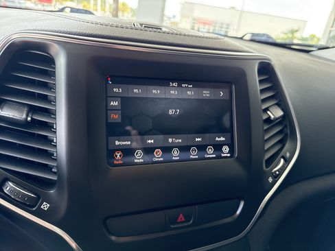 Used 2019 Jeep Cherokee Latitude w/ Popular Appearance Group FWD image 22