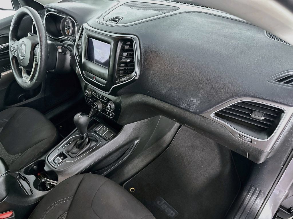Used 2019 Jeep Cherokee Latitude w/ Popular Appearance Group FWD image 29