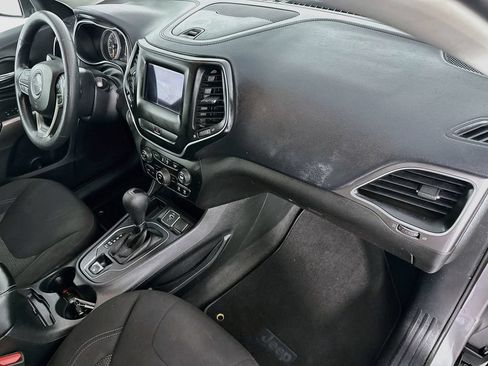 Used 2019 Jeep Cherokee Latitude w/ Popular Appearance Group FWD image 29