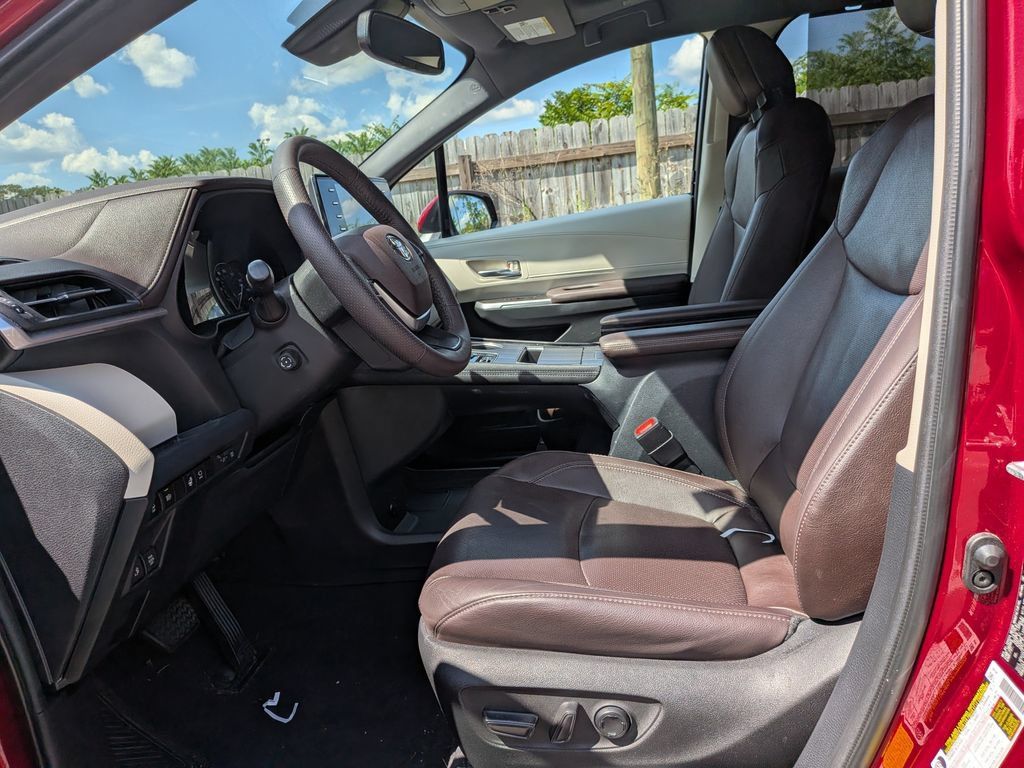 Used 2021 Toyota Sienna Platinum FWD image 11