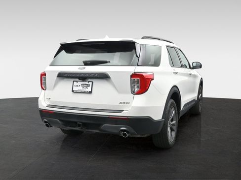 Used 2023 Ford Explorer XLT w/ Equipment Group 202A AWD/4WD image 4