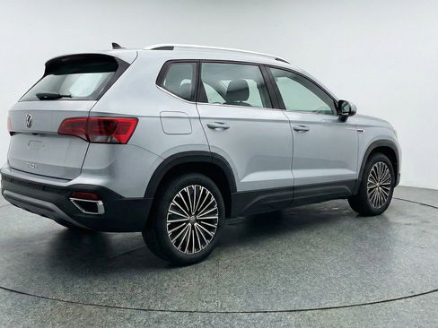 Used 2025 Volkswagen Taos SE image 9