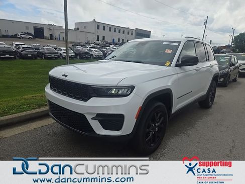 Used 2025 Jeep Grand Cherokee Altitude AWD/4WD image 1