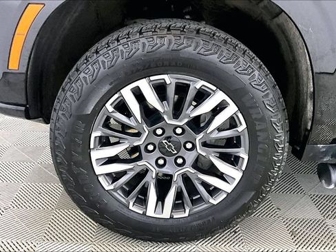 Used 2025 Chevrolet Suburban Z71 AWD/4WD image 7