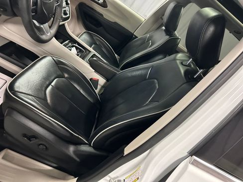 Used 2024 Chrysler Pacifica Limited image 12