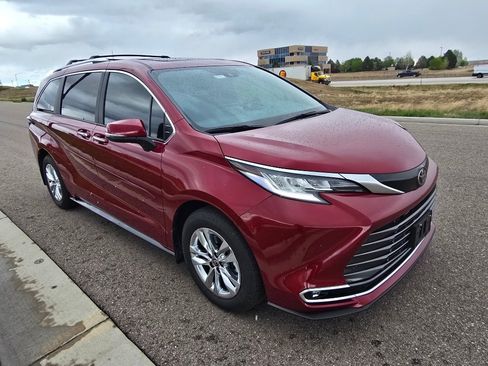 Used 2026 Toyota Sienna Limited image 7