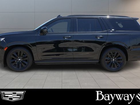 Certified 2022 Cadillac Escalade Sport Platinum w/ Heavy-Duty Trailer Package AWD/4WD image 4