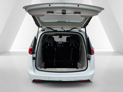 Used 2024 Chrysler Pacifica Limited FWD image 37