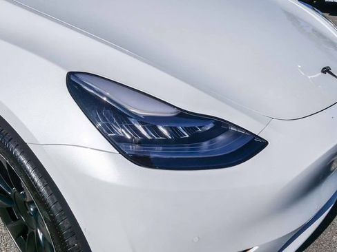 Used 2022 Tesla Model Y Long Range image 11