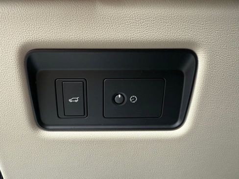 Used 2020 Land Rover Range Rover HSE image 18