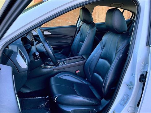 Used 2018 MAZDA MAZDA3 Touring image 9