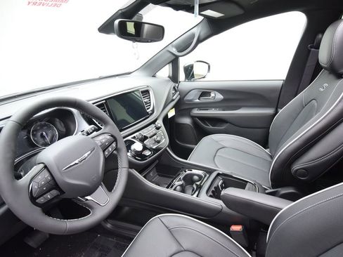 New 2026 Chrysler Pacifica Limited w/ S Appearance Package image 25