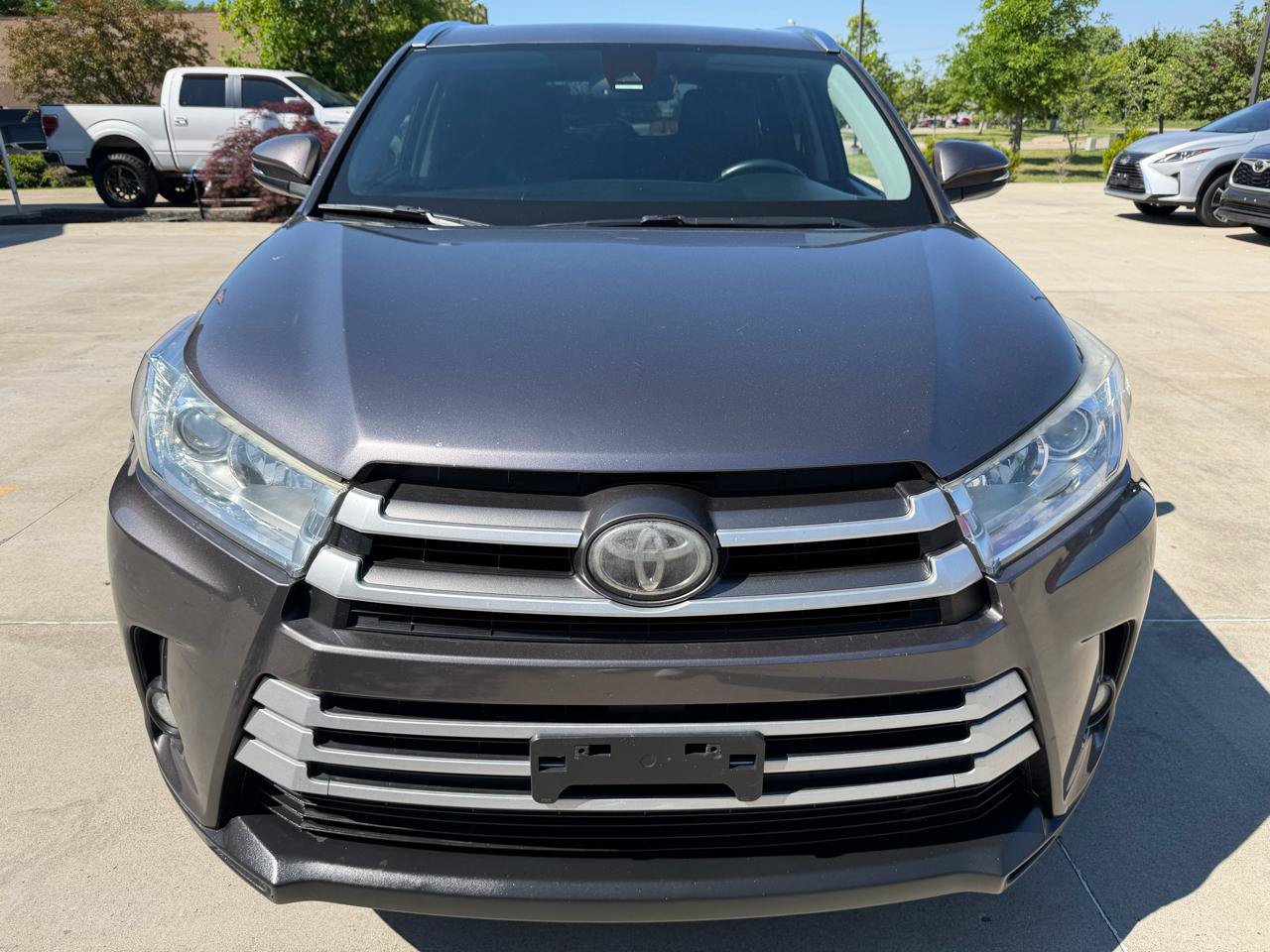 Used 2017 Toyota Highlander XLE FWD image 2