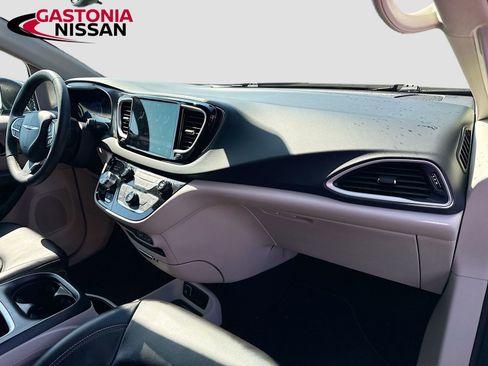 Used 2023 Chrysler Pacifica Touring-L FWD image 39