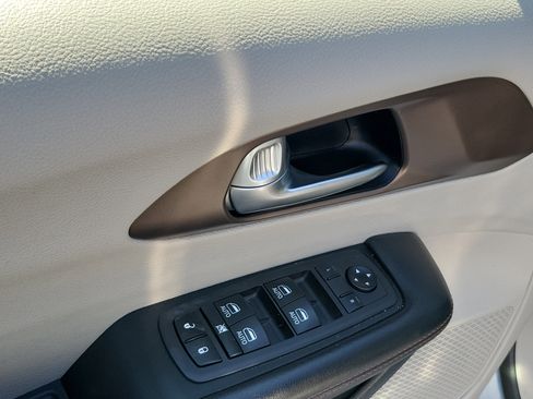 Used 2019 Chrysler Pacifica Touring-L Plus w/ Tire & Wheel Group image 21