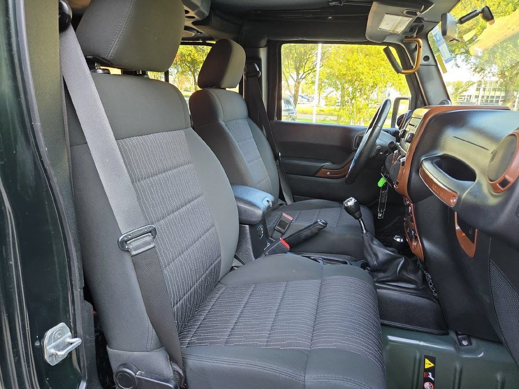 Used 2012 Jeep Wrangler Unlimited Rubicon w/ Max Tow Pkg AWD/4WD image 29