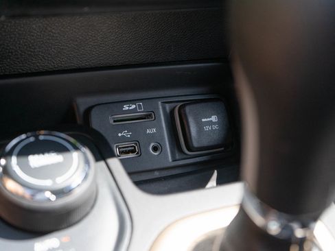 Used 2017 Jeep Cherokee Latitude w/ Cold Weather Group AWD/4WD image 19