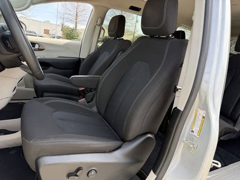 Used 2023 Chrysler Voyager LX image 24