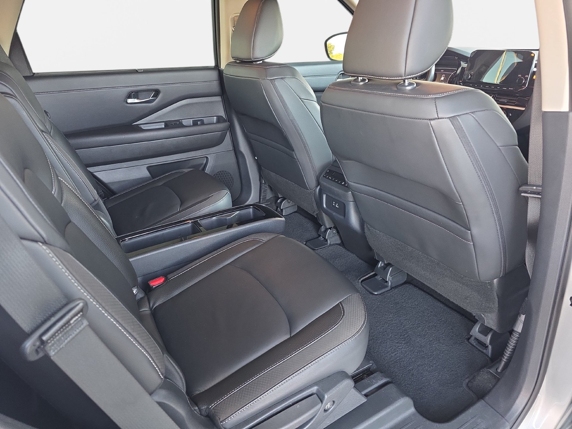 Used 2025 Nissan Pathfinder SL w/ SL Premium Package AWD/4WD image 11