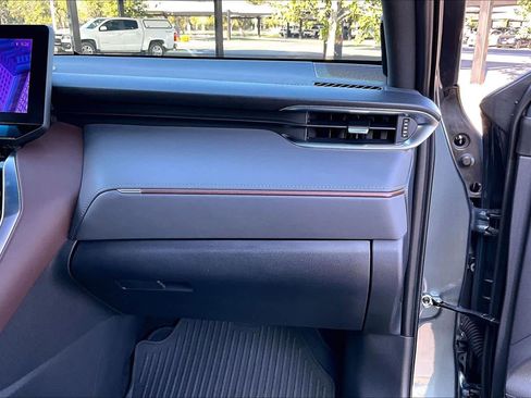 Used 2024 Toyota Venza Limited image 18