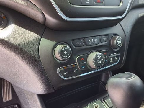 Used 2020 Jeep Cherokee Trailhawk AWD/4WD image 31