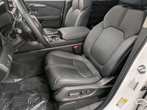 Certified 2023 Honda Pilot Touring image 9