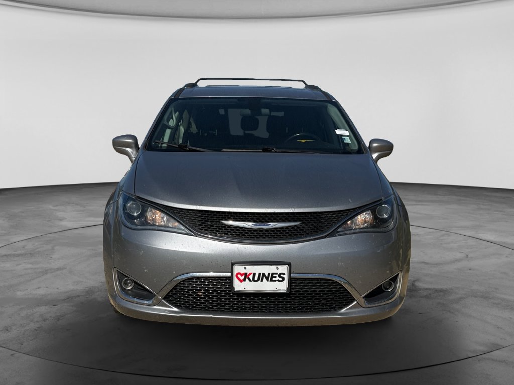 Used 2018 Chrysler Pacifica Touring-L FWD image 2