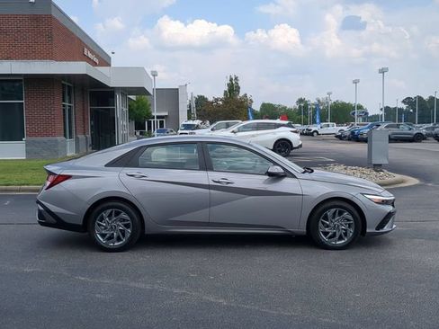 Used 2024 Hyundai Elantra SEL FWD image 2